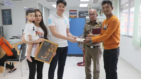 พลเมืองดีเจอกระเป๋ามีเงิน 2 แสน ตกบนถนน โพสต์ตามหาจนเจอเจ้าของ