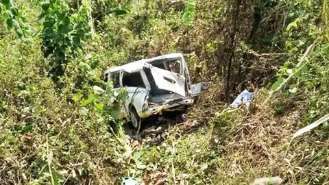 รถตู้มูลนิธิ กลับจากส่งศพ หลับใน พุ่งตกเหวลึกเกือบ 100 เมตร ที่น่าน