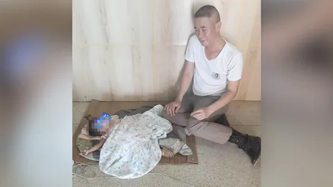 ชื่นชม ตร.ป้อนนม เปลี่ยนผ้าอ้อม กล่อมเด็กน้อยหน้าห้องขังหลังพ่อถูกจับ