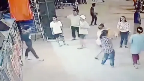 เต้นคนเดียวยังอันตราย หนุ่มโยกเบาๆ หน้าเวทีหมอลำ ถูกเตะก้านคอสลบ (คลิป)