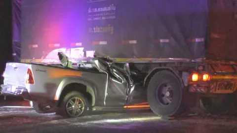 ปิกอัพชนมุดใต้ท้องรถพ่วงตีวงยูเทิร์น คนขับดับ เมียกับหมารอด 