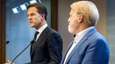 นายกฯเนเธอร์แลนด์เผลอจับมือ หลังบอกปชช.หยุดจับมือทักทาย เลี่ยง"โควิด-19" (คลิป)