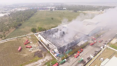 ไฟไหม้โรงงานในนิคมปิ่นทอง 2 ที่ชลบุรี คุมเพลิงได้แล้ว คนงานเจ็บ 2 ราย