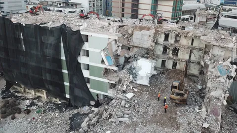 โรงแรม 11 ชั้นถล่มกลางกรุง ฝังคนงาน 1 ศพ พบขออนุญาตรื้อถอนถูกต้อง