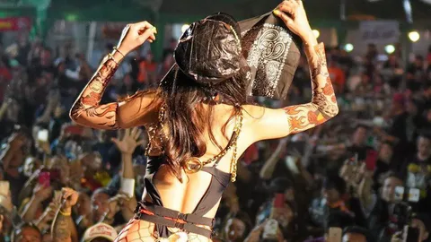 วธ.เล็งสอบอนาจาร “นางแบบ” โป๊ โชว์วับๆแวมๆ ในคอนเสิร์ต