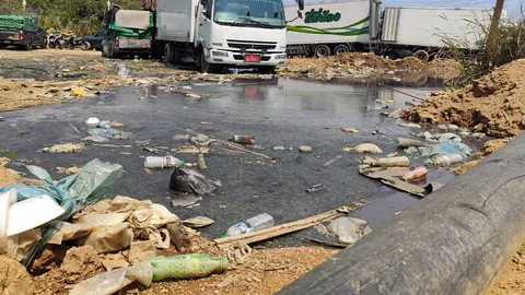 ห้องร้องทุกข์ : อาคารศุลกากรด่านสิงขร มีน้ำเสียส่งกลิ่นเหม็น ฝูงแมลงวันตอมหึ่ง