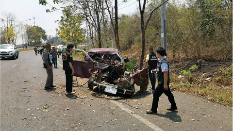 กระบะปีนเกาะชนต้นไม้ ลุงคนหนองไผ่ร่างกระเด็น คอขาดตายคาโค้งนาคะบุตร