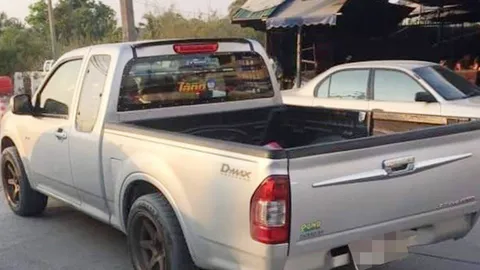 พ่อแม่ไปไหน "เด็กอายุไม่ถึง 10 ขวบ" ขับกระบะลำพัง กลางเมืองชลบุรี