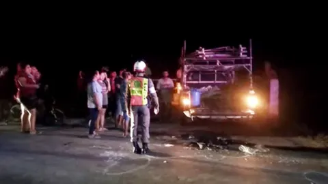 หนุ่มใหญ่ ขี่ จยย.ไม่เปิดไฟหน้า พุ่งเสยท้ายกระบะดังปัง ดับคารถ