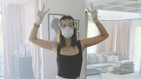 เอมี่ กลิ่นประทุม เปิดบ้านให้เจ้าหน้าที่มาพ่นยาฆ่าเชื้อโควิด-19 