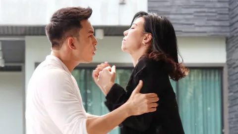 "อั้ม" จอมโหดบ้าพลัง "คริส" โวยลั่นโดนโยนสระในละคร “ไปให้ถึงดวงดาว” 