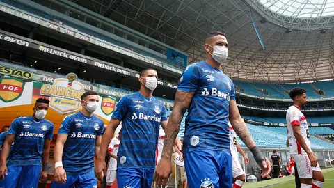 แข้ง "เกรมิโอ" สวมหน้ากากลงสนาม ประท้วงลูกหนังลีกแซมบ้า