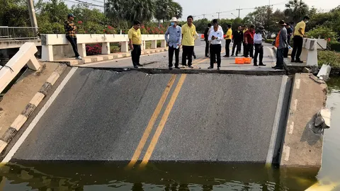 พ่วง 18 ล้อทำสะพานขาด ขณะวิ่งข้ามคลองเกาะโพธิ์ (คลิป)