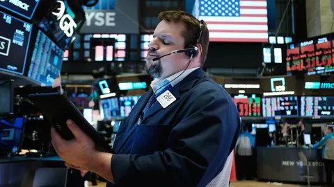 ตลาดหุ้นทั่วโลกดิ่ง พิษโควิด-19 ดาวโจนส์ร่วงเกือบ 3,000 จุด