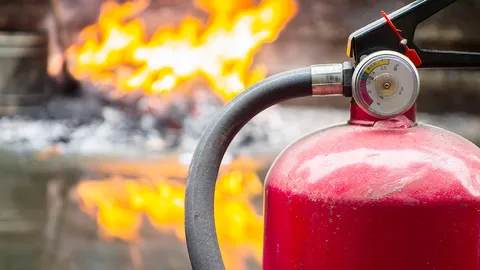 ไฟไหม้บ้านคนหน้า ร.ร.วัดวิมุตยาราม สะพานพระราม 7 เจ้าหน้าที่เร่งดับ (คลิป)