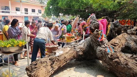 คนดวงเฮงมาแก้บน "เจ้าแม่จันทร์สุดา" หลังให้ "เลขเด็ด" ถูกหวย 2 ตัวตรง