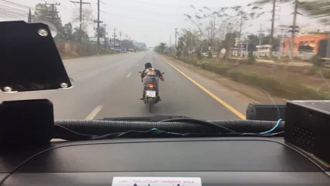 เด็กแว้นไม่รู้ร้อน รู้หนาว ขี่ขวางทางรถกู้ภัยฯ ที่ไปรับคนป่วยอาการหนัก