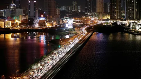 อึ้ง ชาวมาเลย์แห่เข้าสิงคโปร์รถติดยาวเหยียด ไม่กี่ชั่วโมงก่อนปิดประเทศ (คลิป)