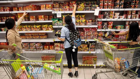 เอกชนย้ำสินค้าไม่ขาดแคลน กำลังผลิตเพียงพอขอประชาชนอย่าแห่กักตุน