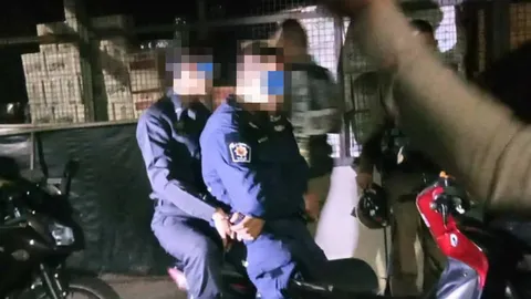 คิดว่าหญิงจะแล รวบ 2 หนุ่มแต่งชุดตำรวจ ขี่จยย.ออกตรวจอวดสาว ขอเบอร์โทร