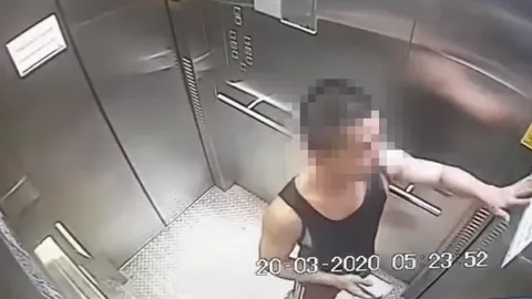 โซเชียลตามล่า หนุ่มเดินป้ายน้ำลายทั่วลิฟต์บีทีเอส ไม่พอควักเป้าป้ายซ้ำ (คลิป)