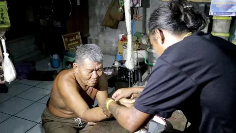 ตาวัย 77 เผยสาวใส่ชุดไทยมาสะกิดแขน บอกตามหามา 2 ปีให้ไปผูกคอที่ห้องน้ำ