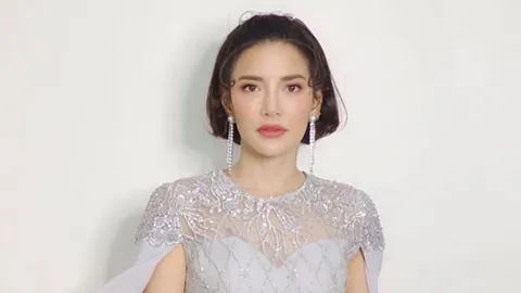 อ้อม พิยดา ยังต้องทำงาน ใช้เครื่องฆ่าเชื้อโควิด-19 ก่อนเข้าออฟฟิศ