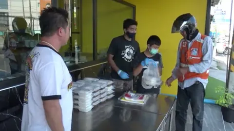 เถ้าแก่ร้านโต๊ะจีนที่บางแสน ทำข้าวกล่องแจกฟรีให้คนตกงานจากพิษโควิด-19 