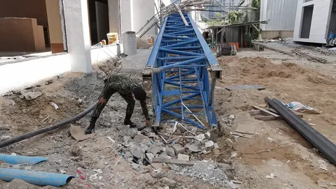 เครนยักษ์ถล่มทับบ้าน 6 หลัง เจ็บ 3 ราย สาวใหญ่สาหัสขาขาด 