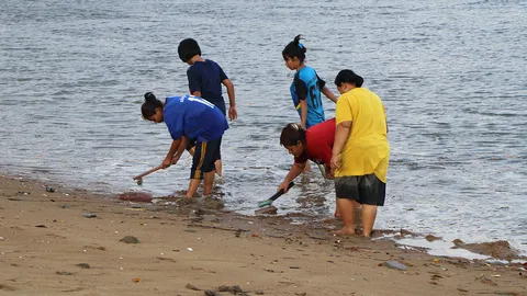 ชาวเกาะปันหยี หาหอยหวานประทังชีวิต หลังโควิด-19 ทำท่องเที่ยวฟุบไร้รายได้