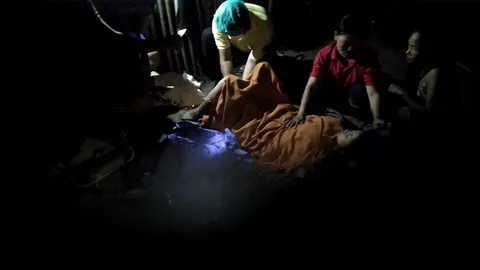 สาวพม่าอั้นไม่ไหว คลอดลูกชายกลางไร่ ท่ามกลางเสียงยินดีของผู้มาช่วยลุ้น