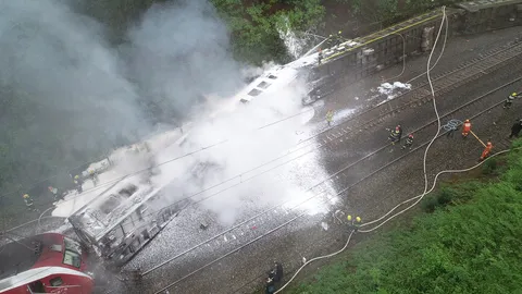 สุดระทึก รถไฟโดยสารจีนตกราง เจอดินถล่ม หลังฝนตกหนัก เจ็บอื้อ 