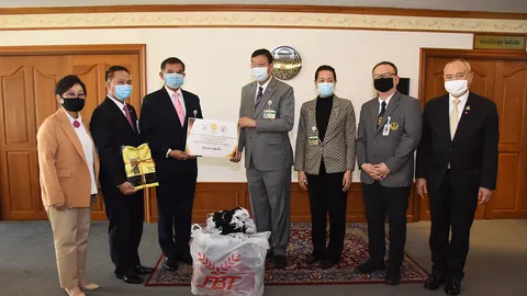 พล.อ.สุรเชษฐ์ นำหน้ากากผ้ามัสลิน 2.5 พันชิ้น มอบ "พรเพชร" ป้องโควิด-19