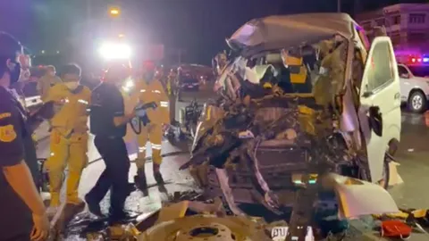 ตูมสนั่น รถตู้รับจ้าง เสยท้าย 6 ล้อ ดับ 3 เจ็บ 6 ตร.คาดเผลอหลับใน