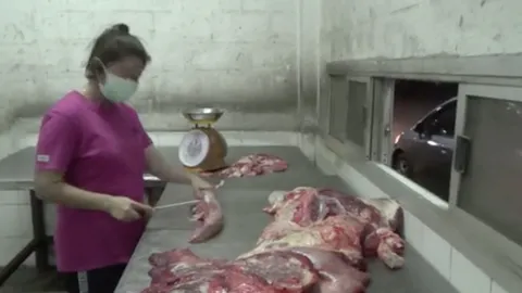 เคอร์ฟิวทำลาบยโสหงอย แม่ค้าเนื้อโอดยอดตกวูบ แต่ยังเชือดส่งตามตลาดอยู่