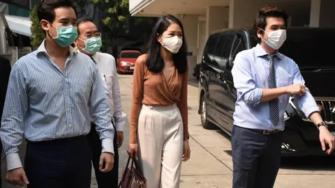 ตร.คุมตัว ปิยบุตร ช่อ และพิธา ส่งสำนวนคดีแฟลชม็อบให้อัยการพิจารณาสั่งฟ้อง