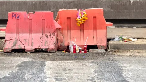 ตร.จ่อเรียกวิศวกรและจนท.เขต ให้ปากคำเหตุดินสไลด์ทับคนงานวางท่อตาย 1 เจ็บ 1