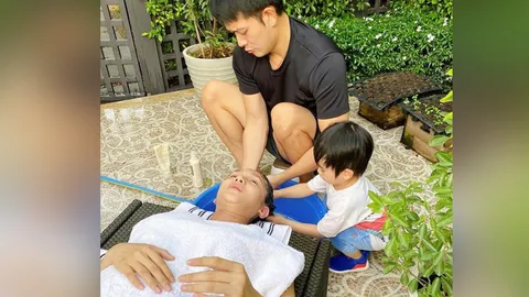 มุมน่ารัก เนย โชติกา เผยภาพสามีกับลูกช่วยกันสระผมให้ในวันที่เจ็บแผลคลอด