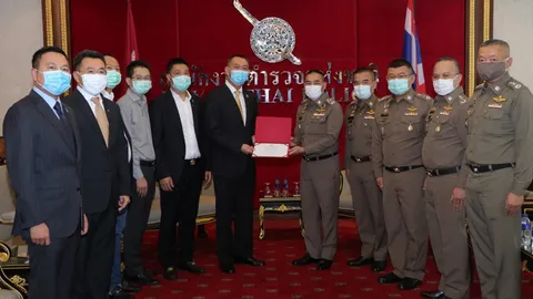 'เฉลิมชัย' ห่วงใยตำรวจมอบแมสก์ สนับสนุนการทำงานให้ สตช.ป้องกันโควิด