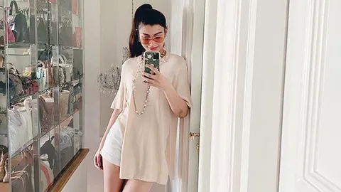 เอมมี่ มรกต เผยภาพมุมเก็บมงกุฎนางงาม เด่นตระหง่านอยู่กลางบ้าน 