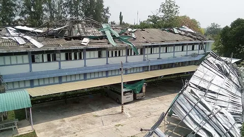 พายุฤดูร้อนซัดขอนแก่น หลังคาโรงเรียนเปิด-ฝ้าถล่มทิ้งเศษซากให้ดูต่างหน้า