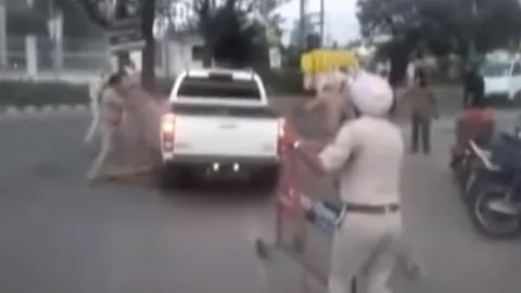 แก๊งอินเดียสุดเหิมเกริม ฝ่าฝืนล็อกดาวน์ ฟันตำรวจมือขาด เจ็บอีก 2 (คลิป)