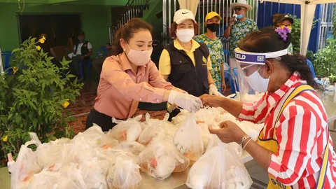 ส.ส.ปากน้ำ พปชร.ลุยให้กำลังใจ นำอาหารมอบชาวบ้าน พื้นที่สีแดงโควิด-19