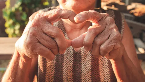 ชักธงรบ : ระยะห่างจากตักแม่