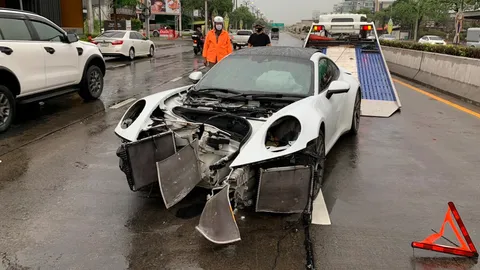 ฝนตกถนนลื่น "ปอร์เช่" ป้ายแดง เสียหลัก หมุนฟาดเสาไฟฟ้า พังยับ