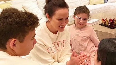 ปุ๋ย ภรณ์ทิพย์ ปลื้ม ลูกๆ ไม่ลืมความเป็นไทย รดน้ำดำหัวในวันสงกรานต์