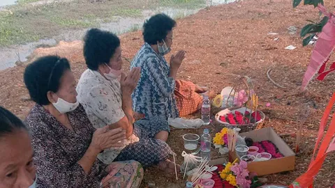 คนไทยเชื้อสายมอญ ปั้นตุ๊กตาดินทำพิธีเลี้ยงผีหลังสงกรานต์ ขอให้โควิดหาย