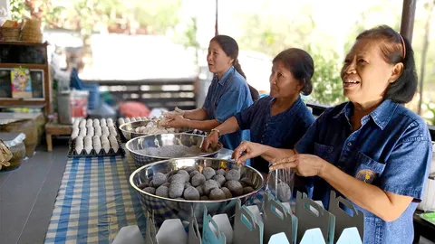 มองทั่วทิศเมืองไทย : ไข่เค็มสมุนไพรพอกดินสอพอง