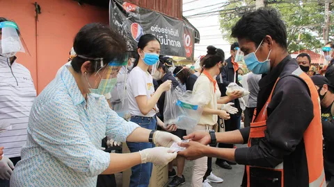 “แม่ธนาธร” นำทีมซับน้ำตา 500 ครอบครัว แจกข้าว หน้ากาก เงิน 1.2 ล้าน