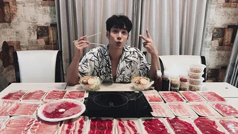 เด่นคุณ ไม่รอด ลงรูปอาหารเต็มโต๊ะโดนต่อว่าไม่แคร์คนไม่มีจะกิน 